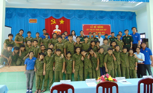 Các học viên vừa hoàn thành lớp “Học kỳ trong quân đội” lần thứ III năm 2016